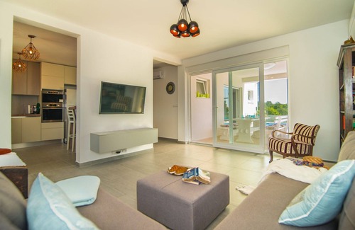 Stokovci House | Attractive new villa with heated swimming pool, sun terrace, WiFi (Bijažići)