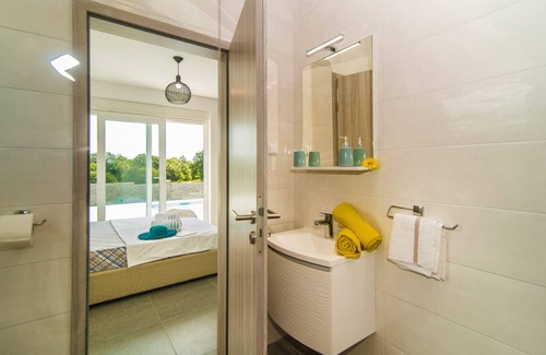 Stokovci House | Attractive new villa with heated swimming pool, sun terrace, WiFi (Bijažići)