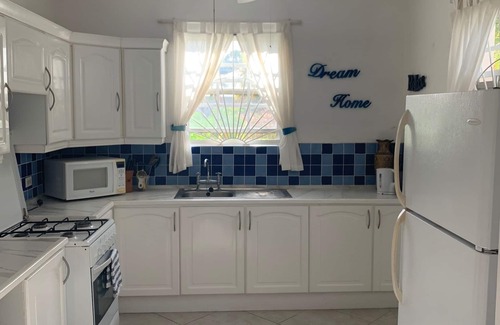 Mullins Apartment | ATTRACTIVE self contained apartment in a 2 storey villa Spacious & well equipped