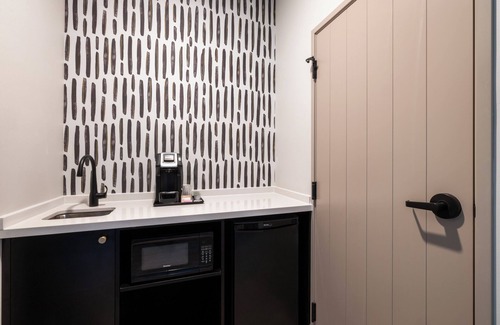 Waldron Hotel | Atwell Suites Kansas City Airport by IHG