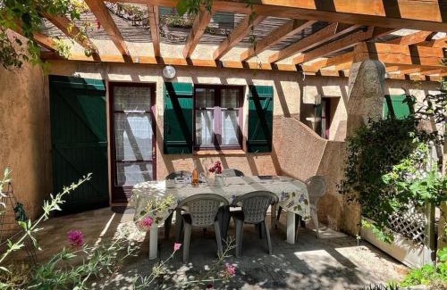 Le Brusc House | Au jardin de la ferme - gite vigne vierge