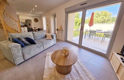 Chateauneuf-sur-Charente House | Au son de l'eau - 3 Apartments House