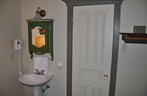 Knowlton Hotel | Auberge Lakeview Inn