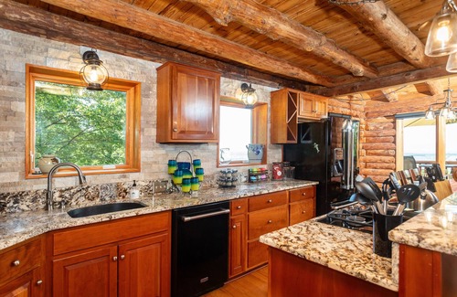 New Market Cabin | Aubrey's Nest - Secluded Log Cabin with Panoramic Mountain Views & Cozy Vibes