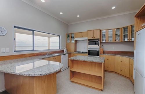 Grahams Beach House | Auckland Beach Retreat
