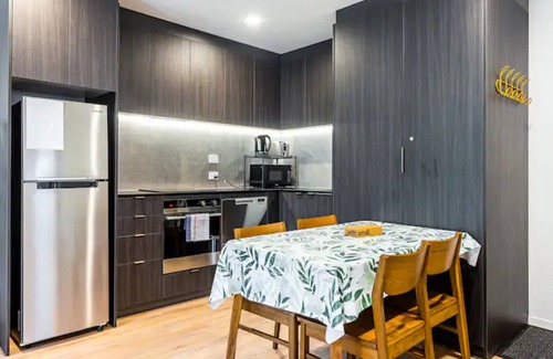 Newton Apartment | Auckland City Charm - 2Br Haven