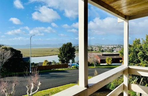 West Harbour House | Auckland Sea&SkyTower view HOMESTAY with free Netflix, Parking
