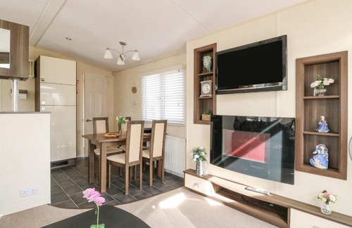 Hopton House | Audrey's Lodge, Foxburrow Hang