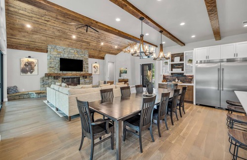 Afton House | August Specials! New Monkey Island Modern Lodge Retreat w/Hot Tub!