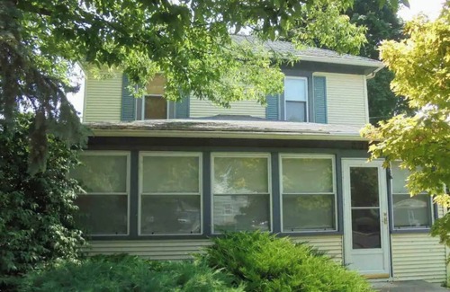 Put-in-Bay House | Aunt Jane's Yellow House downtown Great for Events