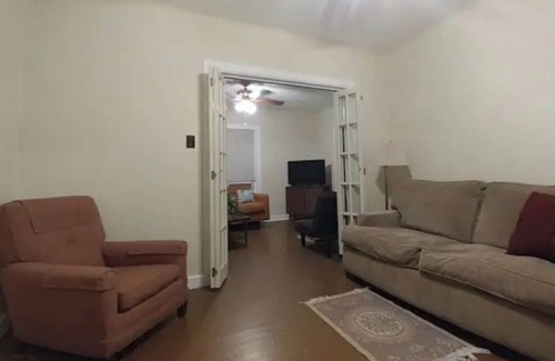 Put-in-Bay House | Aunt Jane's Yellow House downtown Great for Events