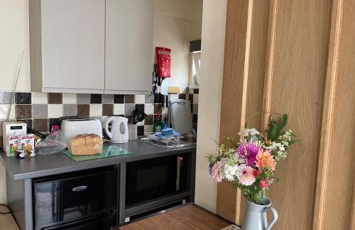 Kingsbridge Other | Auntie Bett's - Cosy double bedded ensuite room with mini kitchen