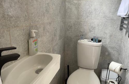 Kingsbridge Other | Auntie Bett's - Cosy double bedded ensuite room with mini kitchen
