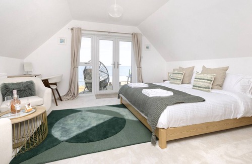 Buckie House | Aurora House - 4 bed with Hot Tub and Sea View