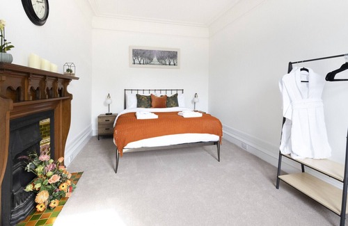 Buckie House | Aurora House - 4 bed with Hot Tub and Sea View