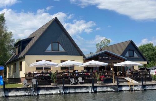 Dargun House | Ausflugsrestaurant & Pension Aalbude & Hausfloßvermietung 15 PS am Kummerower See-Verchen