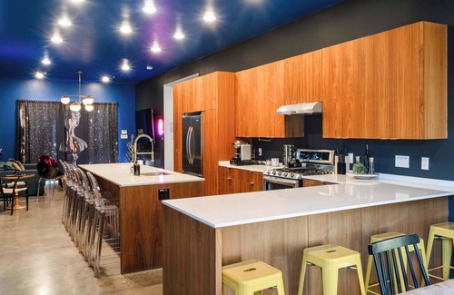 East Cesar Chavez Villa | Austin 5BR Icon Mansion—6min to Rainey Street