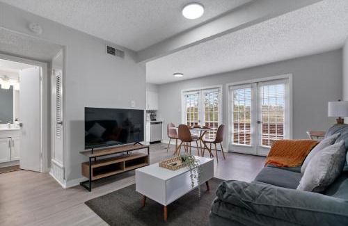 West Campus Apartment | Austin Elegance