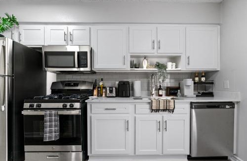 West Campus Apartment | Austin Elegance