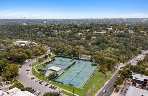 West Campus Apartment | Austin Elegance