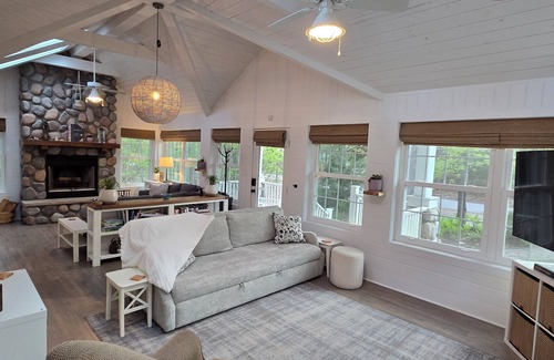 Michiana Cottage | Autumn getaway in Michiana: Cozy cottage for 8 on private woodsy lot