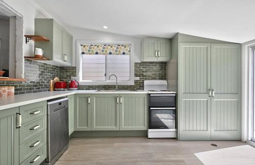 Orange House | Autumn Leaf Cottage - Close to CBD, Heritage Charm