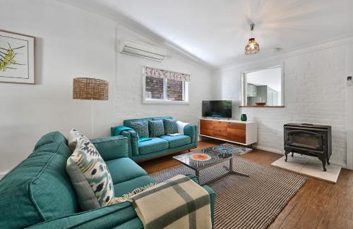 Orange House | Autumn Leaf Cottage - Close to CBD, Heritage Charm