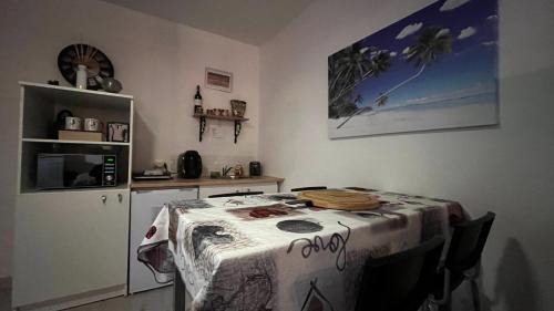Tarascon Apartment | AUX PORTES DE LA CAMARGUE STUDIO BALNEO PISCINE