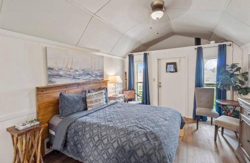 Oil City House | Avail This Weekend, Romantic, Kayaks!