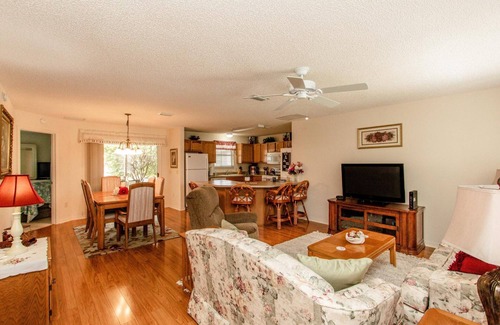 The Villages Cottage | *Available Now* Cozy cottage close to Lake Sumter Landing!