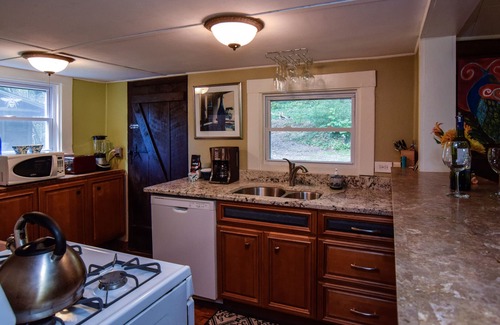 Asheville Cabin | AVAILABLE NOW Sweet Cabin 10 min to Ashvl., Quiet, BEES , Garden & DECK. Dogs Ok