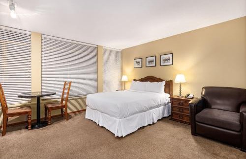 Village North Hotel | Available Thanksgiving Special Cascade Lodge suite WIFI cable TV 2 hot tubs pool gym sauna bike & ski storage room