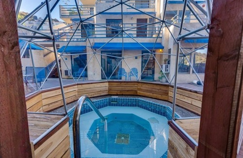 Avalon Apartment | Avalon's Charm – Spacious Room Near the Beach, Perfect Travel Destination!