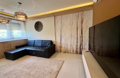 Nyiregyhaza Apartment | AVIRA Apartman with Free Private Garage