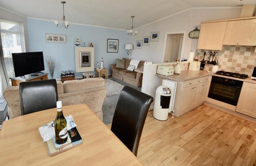 Weybourne House | Avocet Lodge - Weybourne - Crabpot Cottages