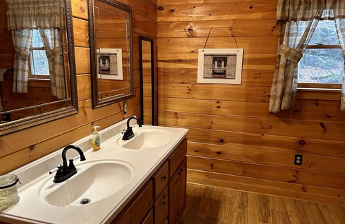 Seymour Cabin | Away From It All