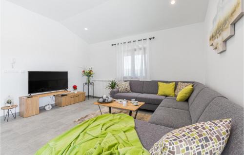 Sveti Donat House | Awesome Home In Buzet With Wifi