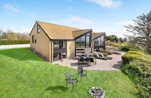 Øer Strand House | Awesome home in Ebeltoft with kitchen