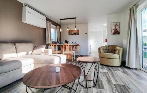 Giethoorn House | Awesome Home In Giethoorn With Wifi