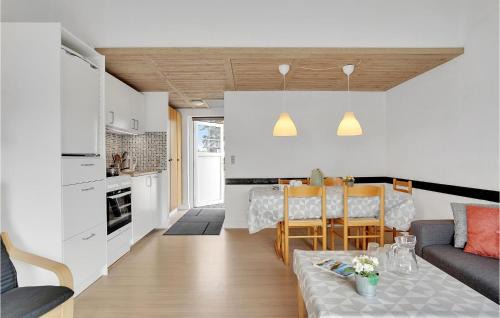 Ristinge House | Awesome Home In Humble With Wifi