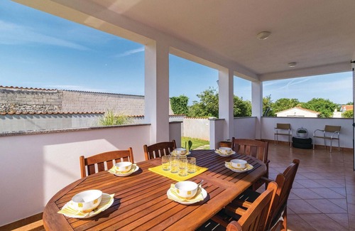 Valtura House | Awesome home in Liznjan with WiFi