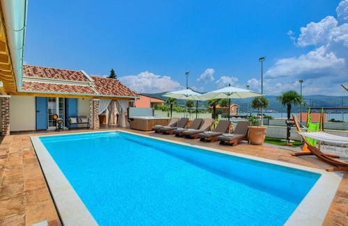 Pridraga House | Awesome home in Pridraga with sauna