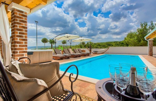 Pridraga House | Awesome home in Pridraga with sauna