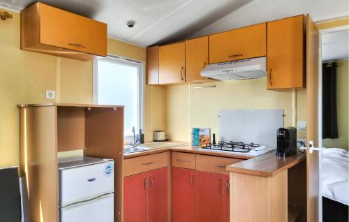 Stavenisse House | Awesome Home In Stavenisse With Kitchen