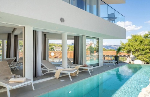 Cove Basina (Jelsa) House | Awesome home in Vrboska with sauna