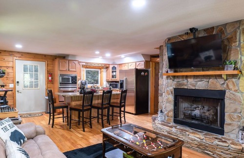 Blairsville Cabin | Awesome Kid, Pet Friendly with Game Room, Hot Tub, Firepit, close to waterfalls