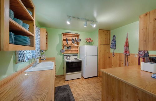 McCall Cabin | AWESOME! NEW LISTING! Charming Cabin w Hot Tub - Euro Feel, Nr Lake