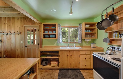 McCall Cabin | AWESOME! NEW LISTING! Charming Cabin w Hot Tub - Euro Feel, Nr Lake
