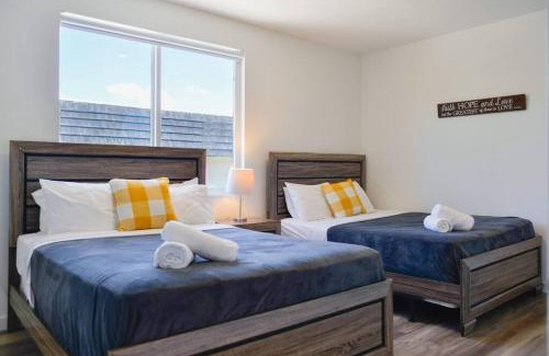 Golden Glades Apartment | Awesome Townhouse 15 minutes from the Beach
