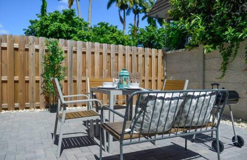 Golden Glades Apartment | Awesome Townhouse 15 minutes from the Beach